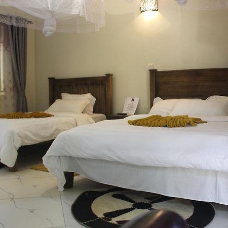 Montane Safaris Hotel Fort Portal ภายนอก รูปภาพ