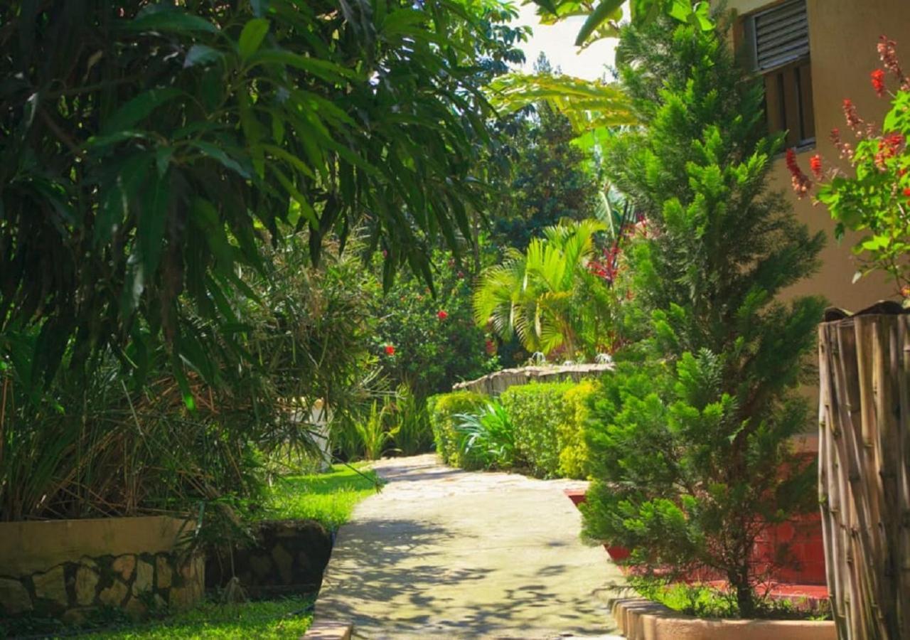 Montane Safaris Hotel Fort Portal ภายนอก รูปภาพ