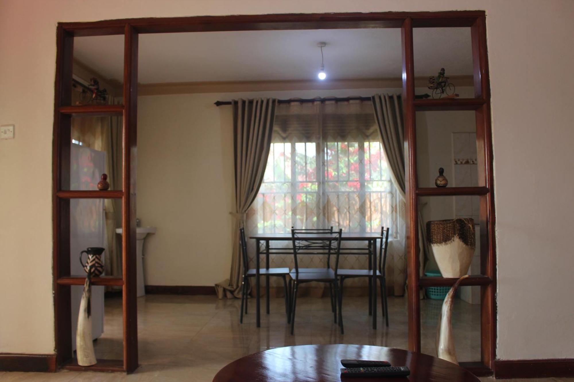 Montane Safaris Hotel Fort Portal ภายนอก รูปภาพ