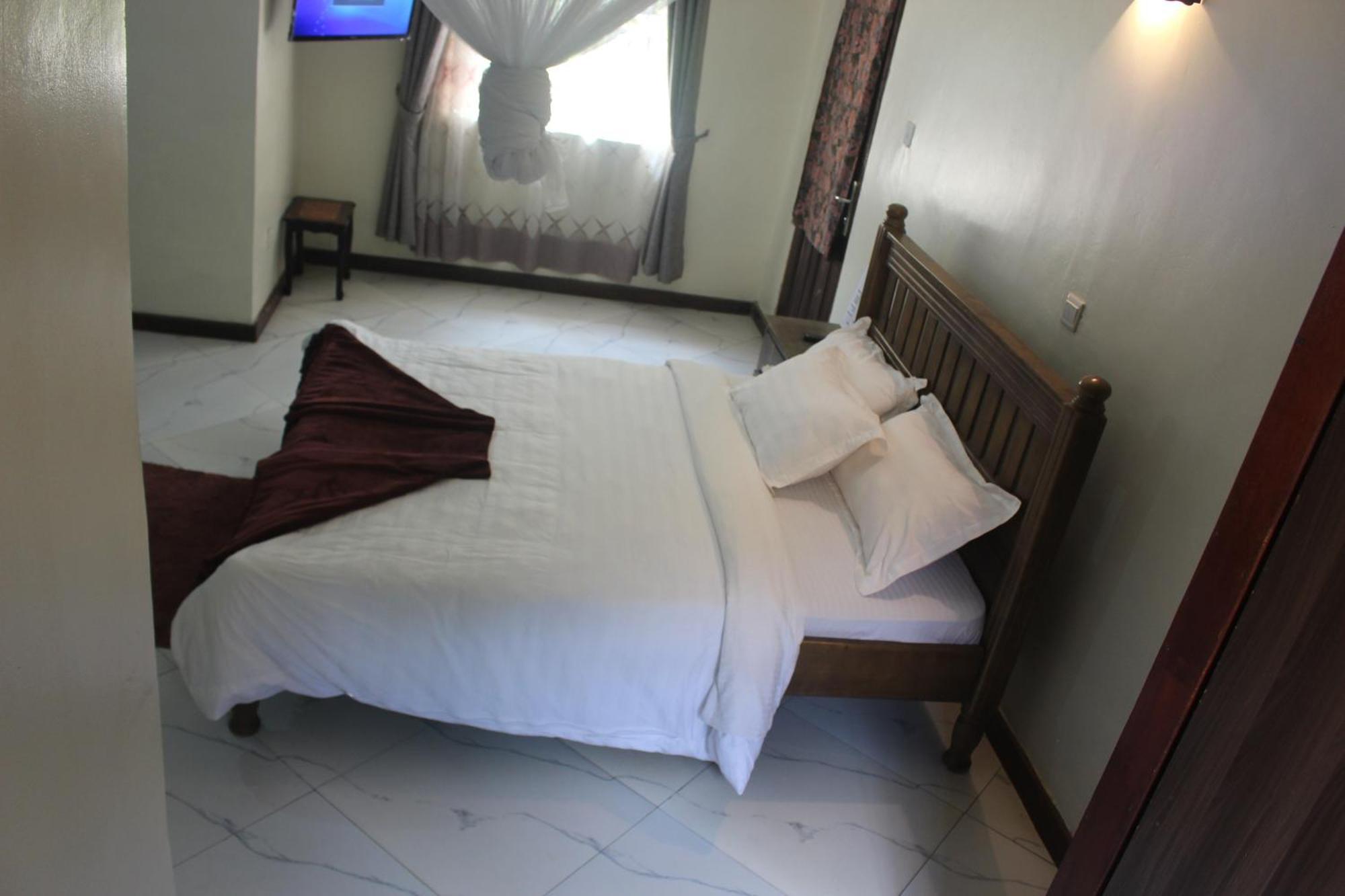 Montane Safaris Hotel Fort Portal ภายนอก รูปภาพ