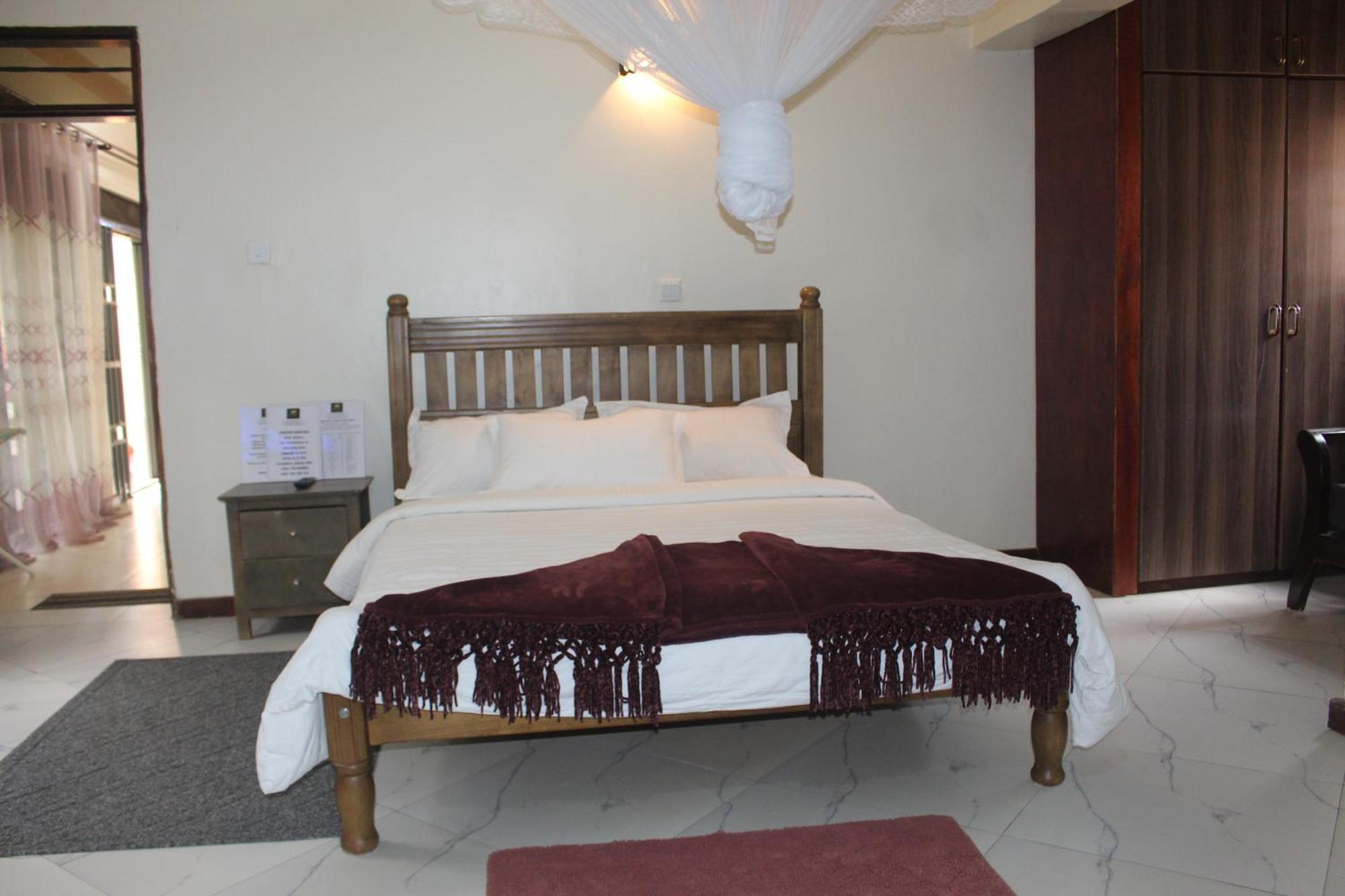 Montane Safaris Hotel Fort Portal ภายนอก รูปภาพ