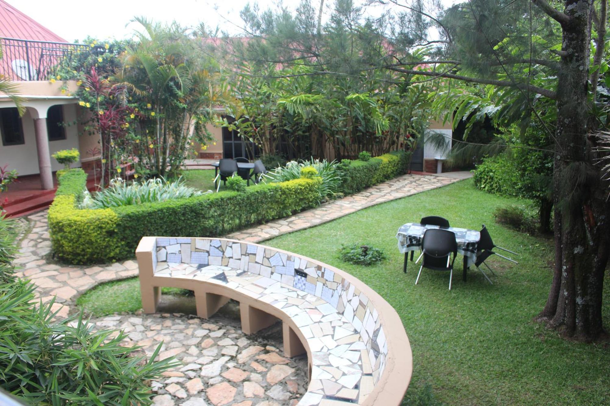 Montane Safaris Hotel Fort Portal ภายนอก รูปภาพ